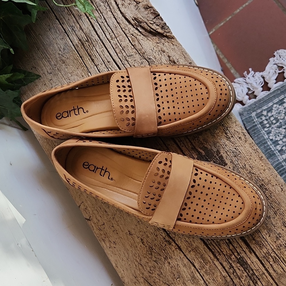 ☆NEW☆ Earth Women's Perforated Brown Loafers - Picture 2 of 4